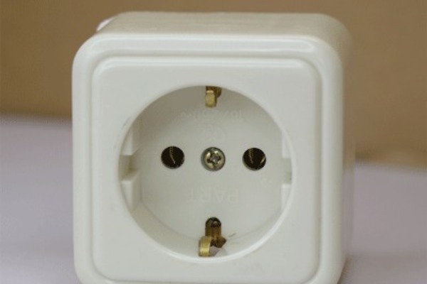 پریز ارت‌دار سرامیکی